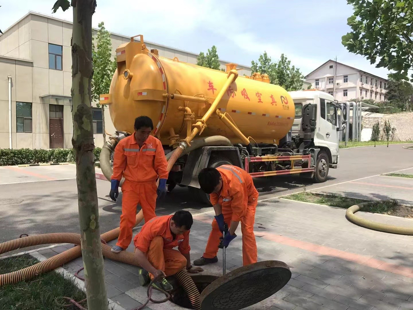 白山管道疏通车停在窨井附近