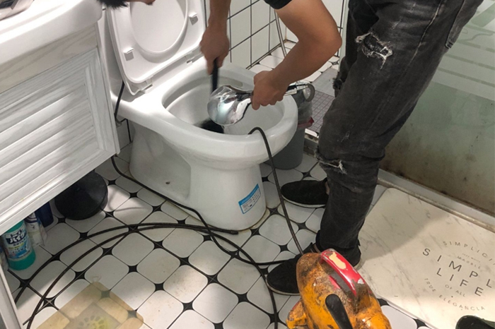 白山马桶堵塞自己疏通还是找师傅?专业上门服务让你省时更省心